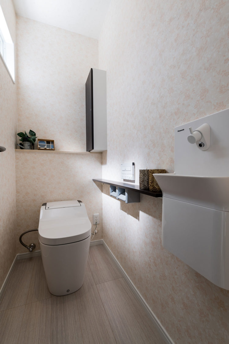 大きな窓とパティオで明るく開放的に