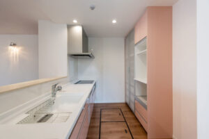 白と木をベースにした快適な居住空間