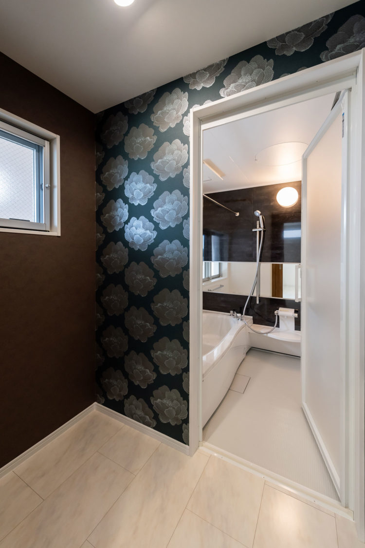 白と木をベースにした快適な居住空間