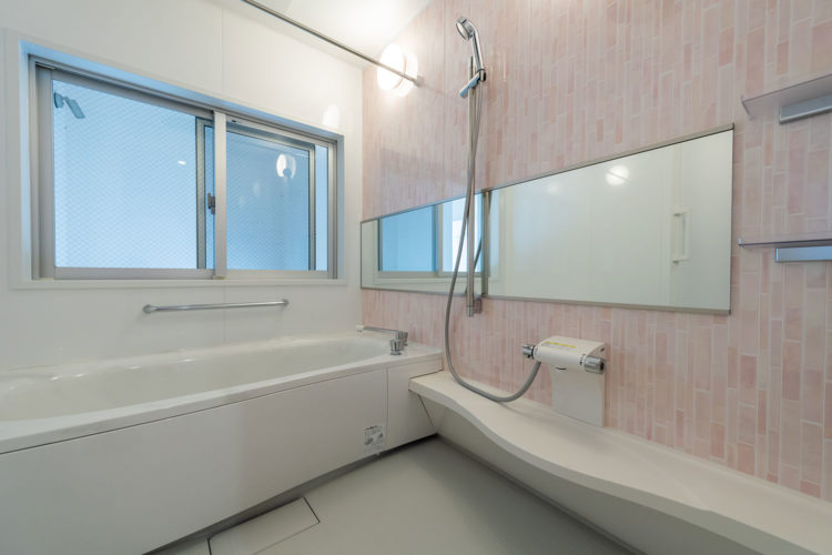 白と木をベースにした快適な居住空間