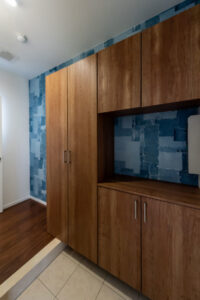 白と木をベースにした快適な居住空間