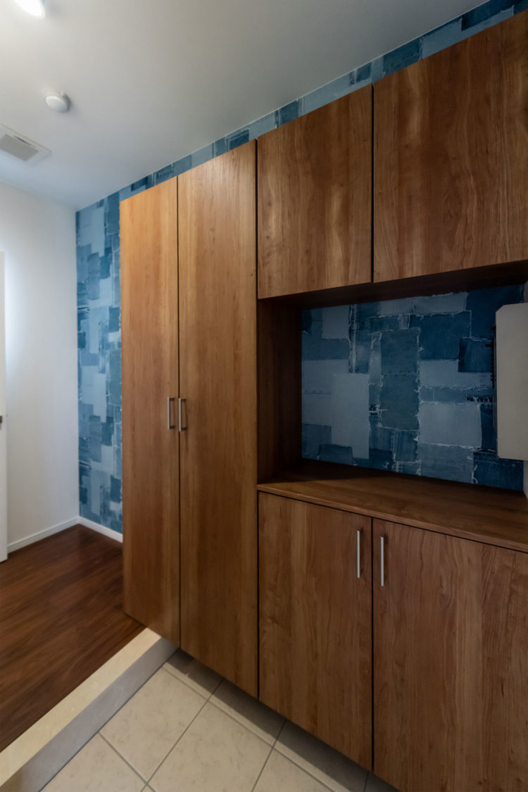 白と木をベースにした快適な居住空間