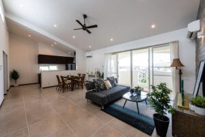 タイル床や傾斜天井を巧みに用いた美しい邸宅