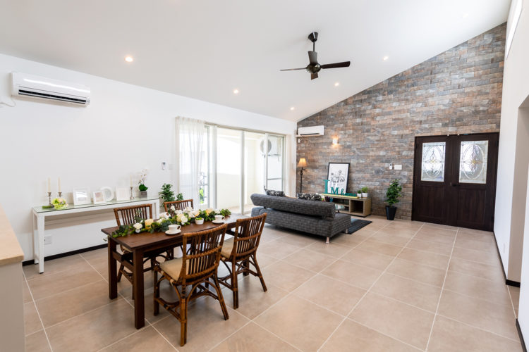 タイル床や傾斜天井を巧みに用いた美しい邸宅