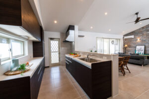 タイル床や傾斜天井を巧みに用いた美しい邸宅