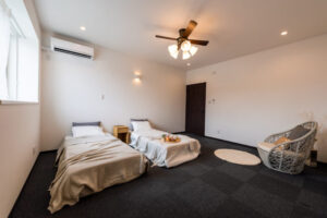 タイル床や傾斜天井を巧みに用いた美しい邸宅