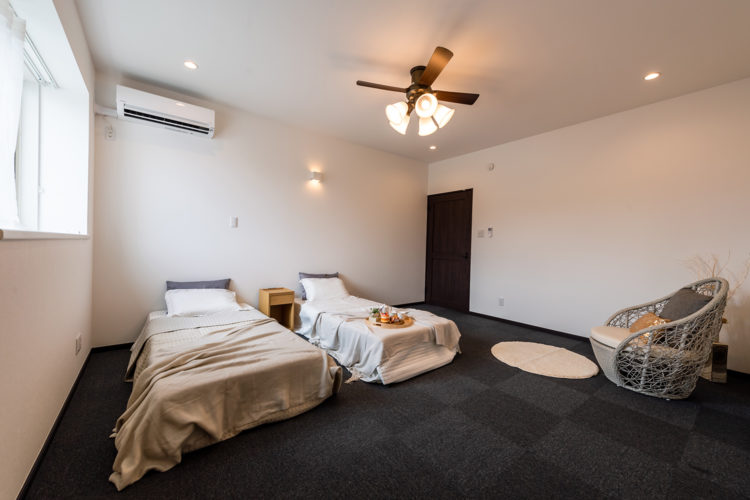 タイル床や傾斜天井を巧みに用いた美しい邸宅