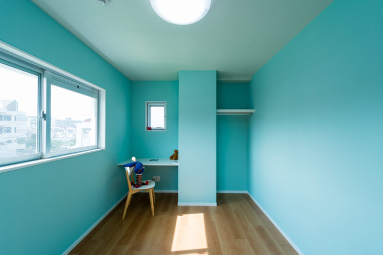 色彩豊かなテーマカラーが映えるお部屋