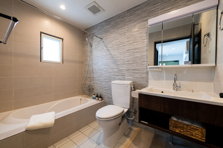 タイル床や傾斜天井を巧みに用いた美しい邸宅