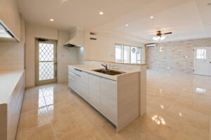 タイル床や傾斜天井を巧みに用いた美しい邸宅