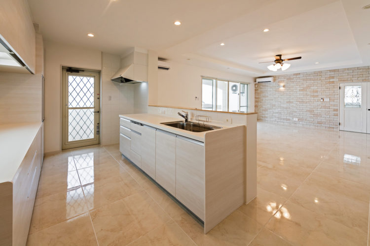 タイル床や傾斜天井を巧みに用いた美しい邸宅