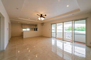 タイル床や傾斜天井を巧みに用いた美しい邸宅