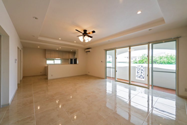 タイル床や傾斜天井を巧みに用いた美しい邸宅