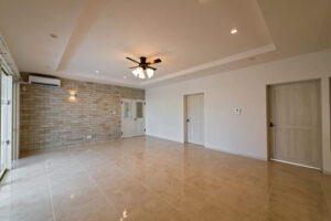 タイル床や傾斜天井を巧みに用いた美しい邸宅