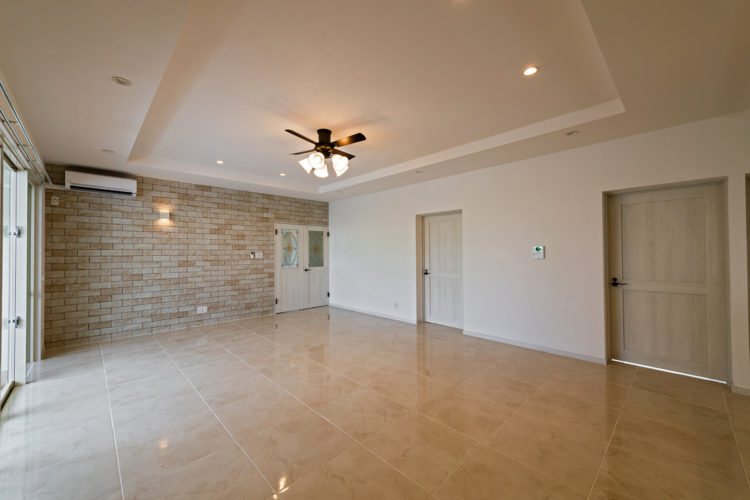 タイル床や傾斜天井を巧みに用いた美しい邸宅