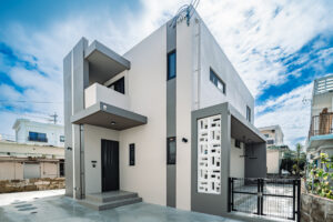 収納スペースが充実したシンプルモダンな住宅