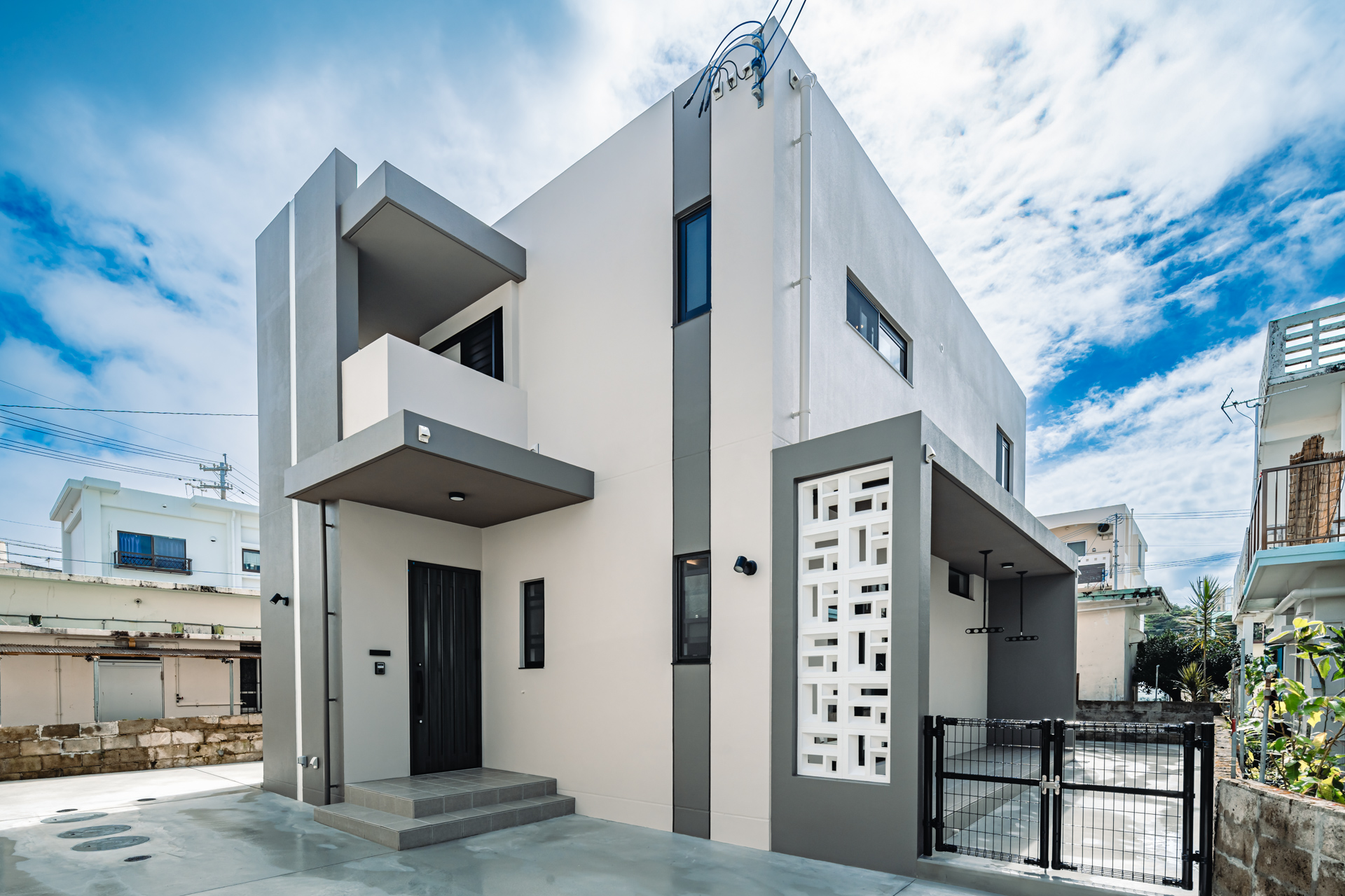 収納スペースが充実したシンプルモダンな住宅