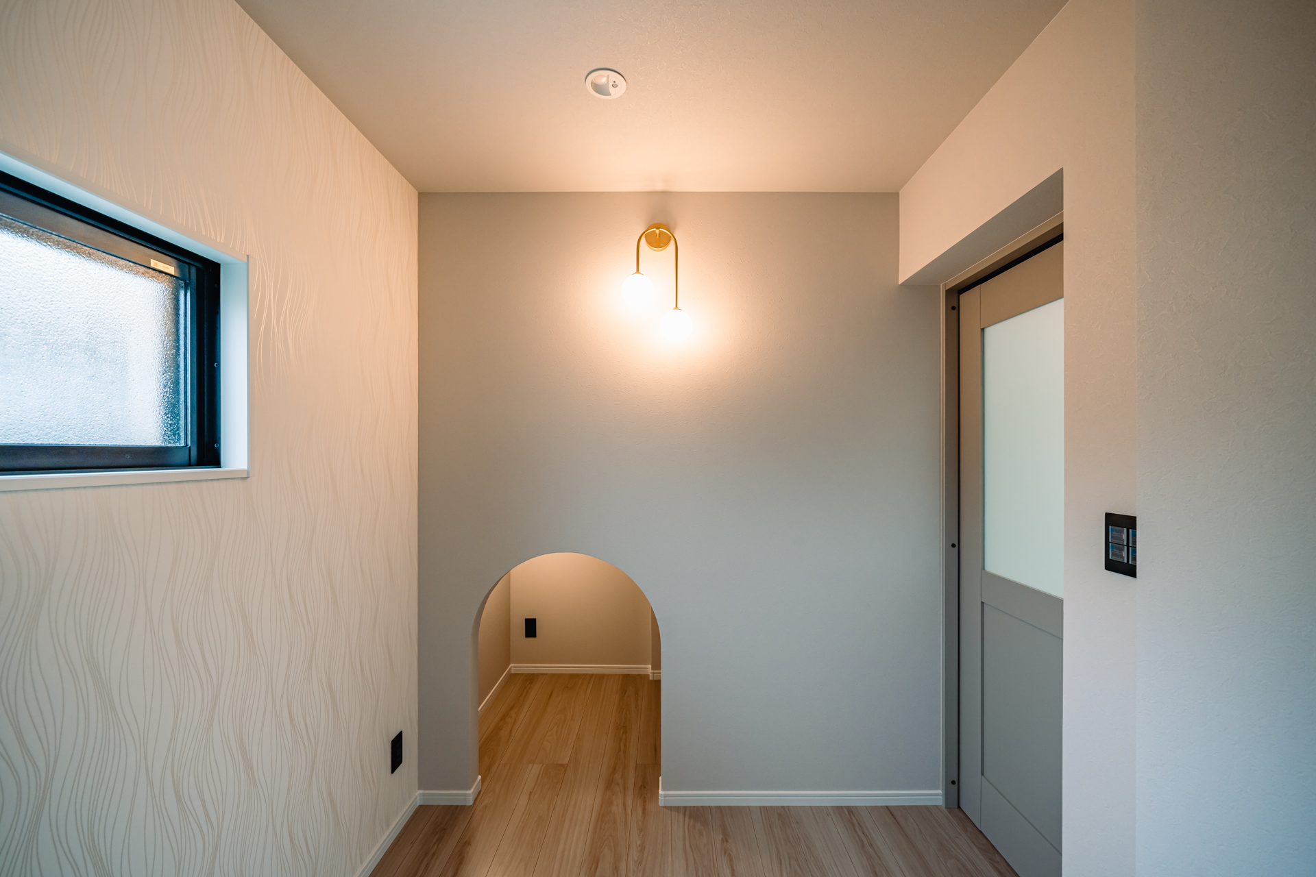 収納スペースが充実したシンプルモダンな住宅