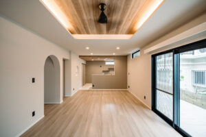 収納スペースが充実したシンプルモダンな住宅