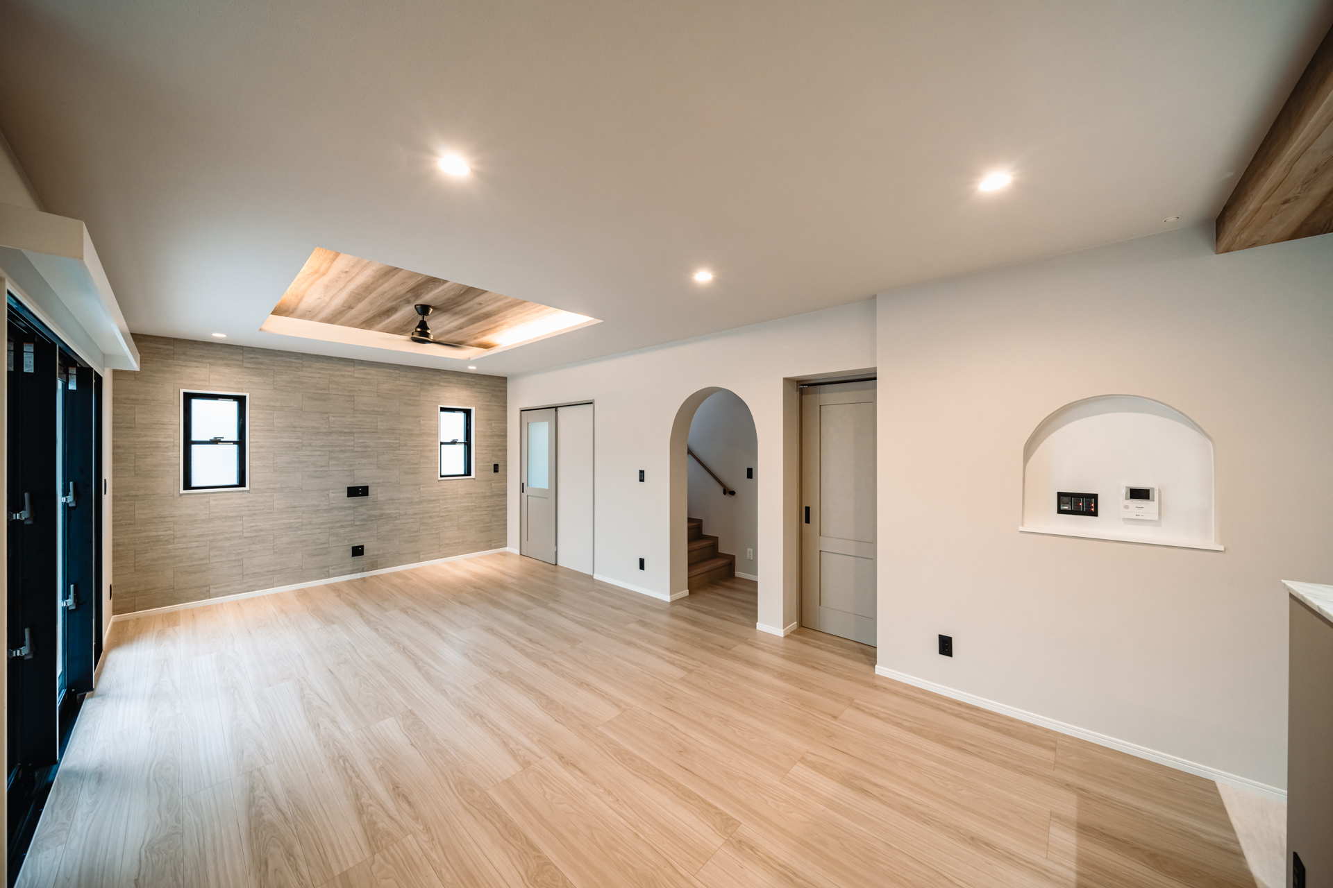 収納スペースが充実したシンプルモダンな住宅