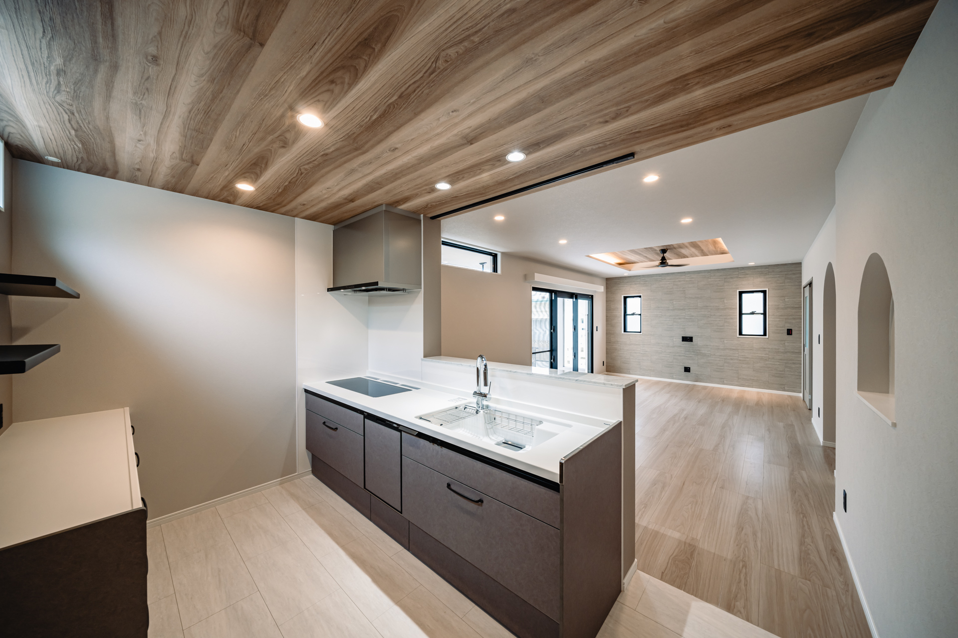 収納スペースが充実したシンプルモダンな住宅