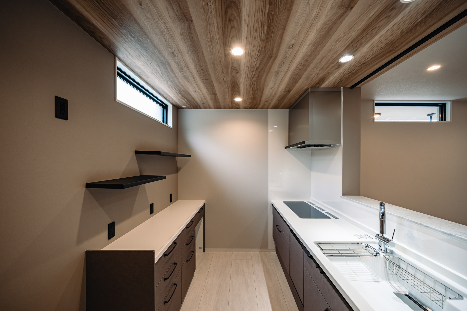 収納スペースが充実したシンプルモダンな住宅