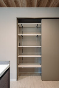 収納スペースが充実したシンプルモダンな住宅