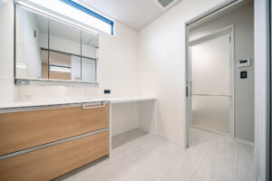 収納スペースが充実したシンプルモダンな住宅