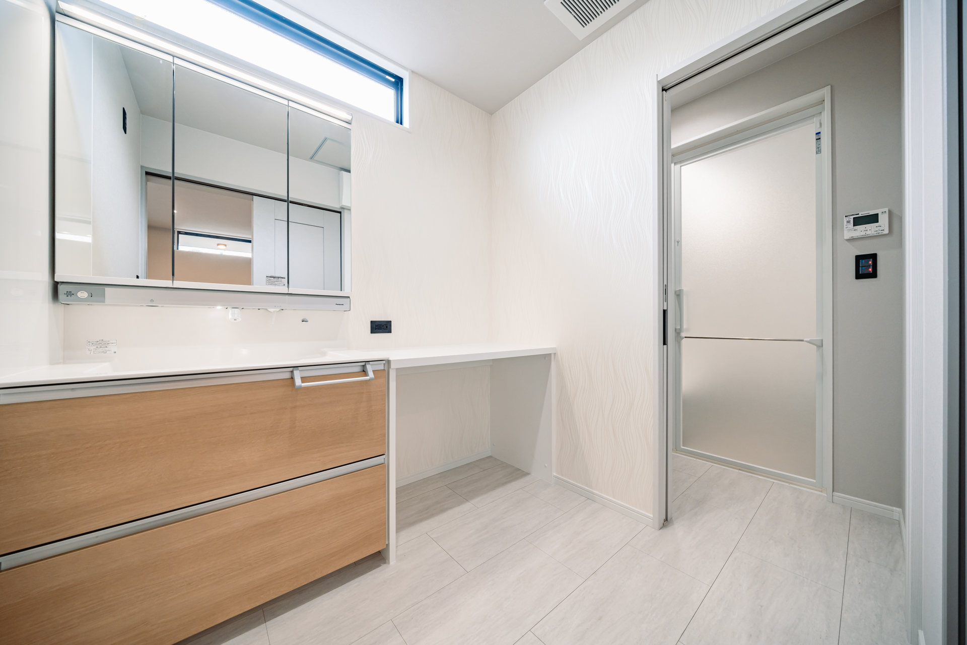 収納スペースが充実したシンプルモダンな住宅