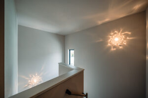 収納スペースが充実したシンプルモダンな住宅